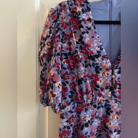 Vince Camuto V-Neck Short Sleeve Pebble Crepe Midi Dress - Picture 3 of 4